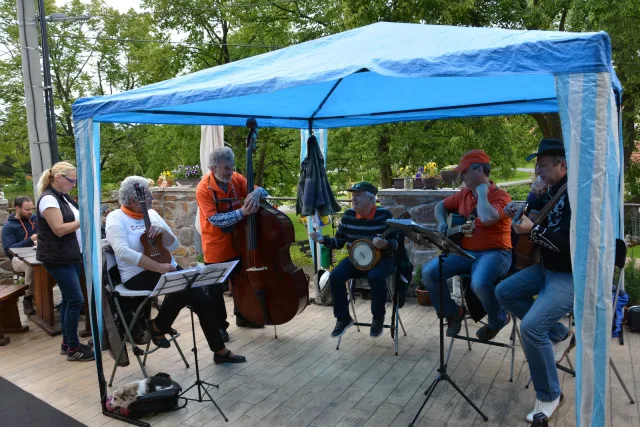 koncert skupiny Doktoři v Kovárně pro radost v Kytíně