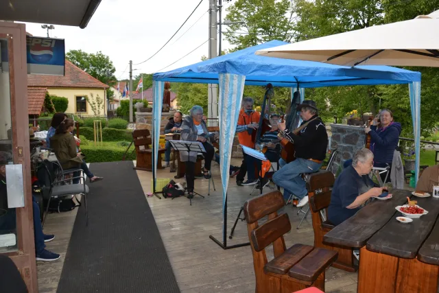 koncert skupiny Doktoři v Kovárně pro radost v Kytíně