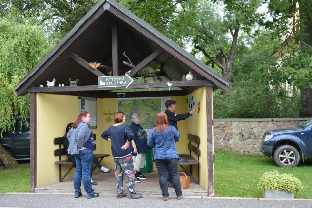 Kytínské dřevosochání a setkání spolku Dráteník, výzdoba čekárny