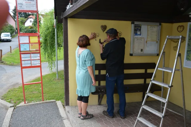 Kytínské dřevosochání a setkání spolku Dráteník, výzdoba čekárny