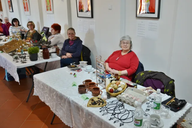 setkání dráteníků v Jílovém u Prahy, stánky s tvorbou spolku Dráteník