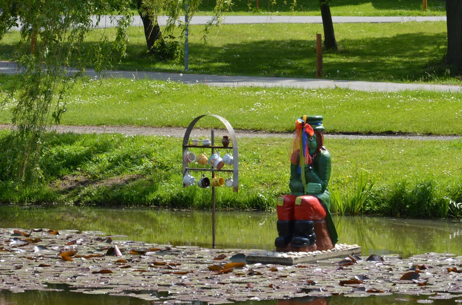 Kytínský vodník v rybníku na návsi