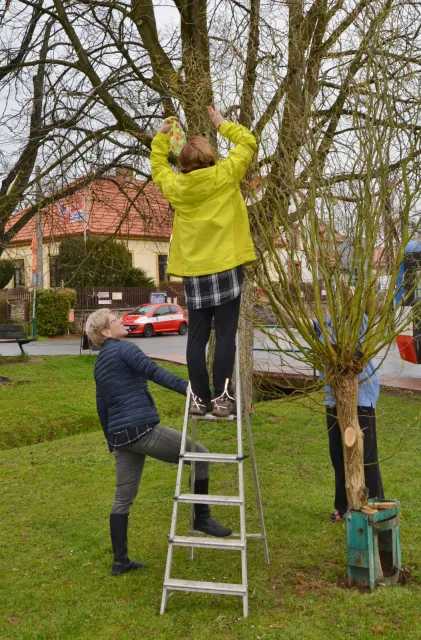 zdobení velikonoční vrby v Kytíně