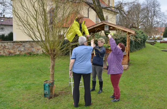 zdobení velikonoční vrby v Kytíně