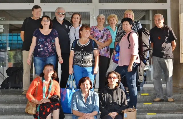 ranní houfování účastníků stretnutia drotárov za hotelem