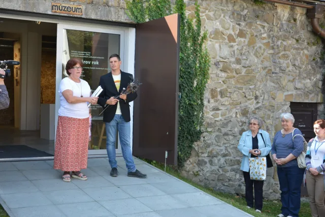 promluvil ředitel Jurecký a vedoucí drátenického oddělení Hallonová