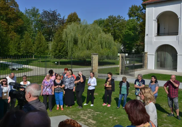 účastníci stretnutia před prohlídkou výstavy poslouchali proslovy i zpěv
