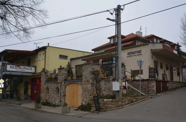 Bětka s oldskautkama v Kytíně po přechodu Brd