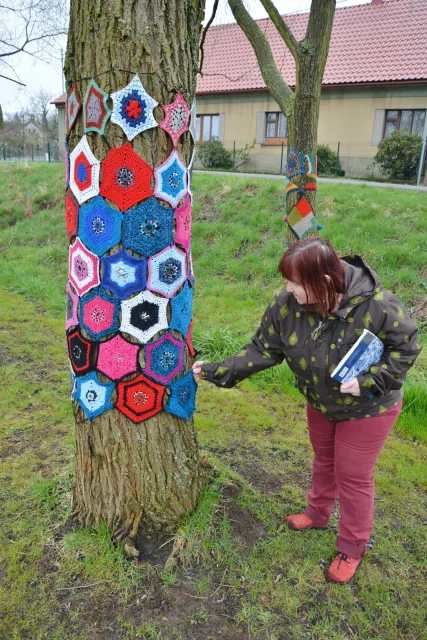oblečené stromy na dětském hřišti v Kytíně