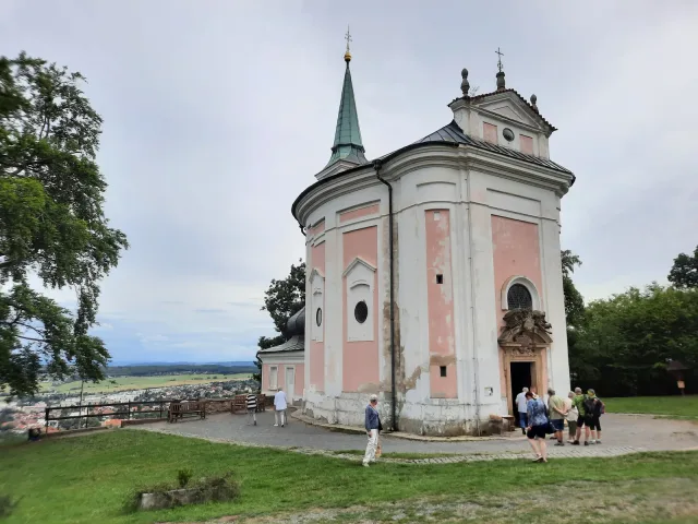 vernisáž výstavy obrazů Alenky Kulhánkové v kostele sv. Magdaleny v Mníšku
