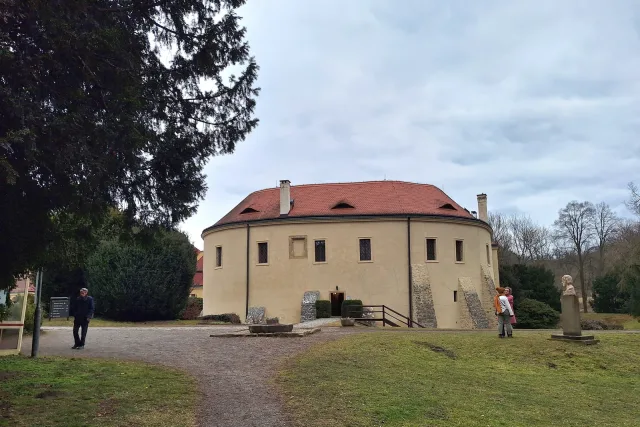 vernisáž výstavy Drátovat, flikovat v Roztokách u Prahy