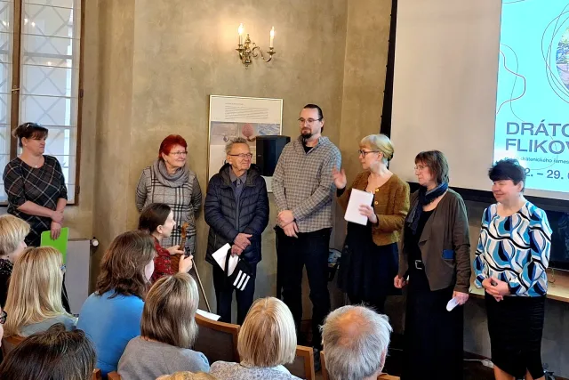 vernisáž výstavy Drátovat, flikovat v Roztokách u Prahy