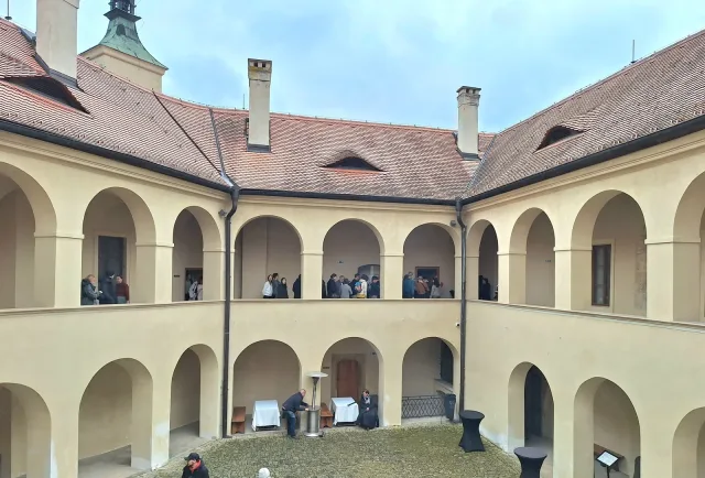 vernisáž výstavy Drátovat, flikovat v Roztokách u Prahy