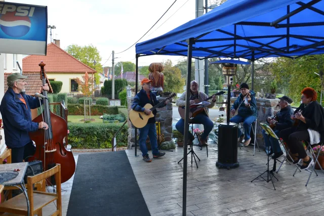 koncert skupiny Doktoři a setkání spolku Dráteník v Kytíně